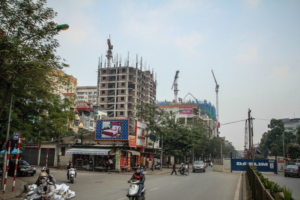 Hà Nội hiện nay như một đại công trường với hàng trăm công trình được xây dựng, rất nhiều công trình nằm ở những tuyến phố lớn, mật độ tham gia giao thông đông. Nhưng liệu có mấy công trình đảm bảo được an toàn xây dựng cho người thi công lẫn người tham gia giao thông. (Ảnh: Minh Sơn/Vietnam+)