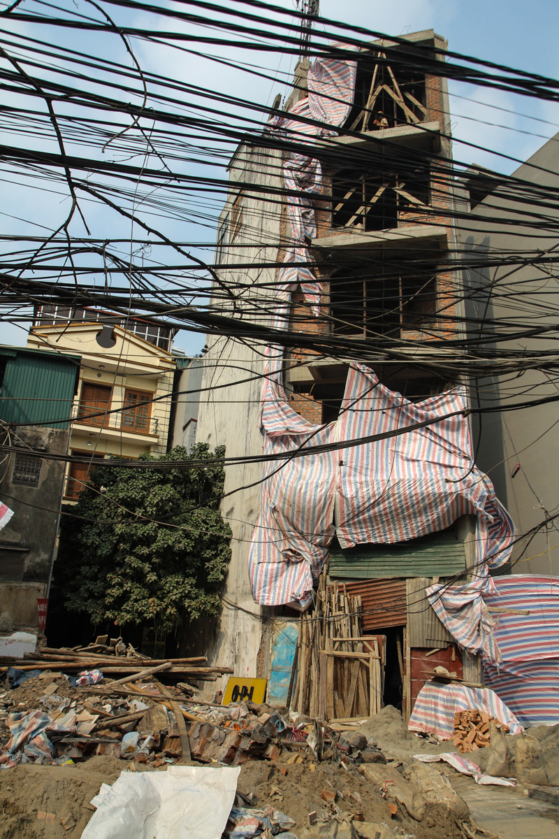 Hình ảnh một căn nhà được che chắn sơ sài trên tuyến phố Sơn Tây. (Ảnh: Minh Sơn/Vietnam+)