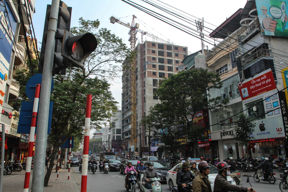 Một công trình đang thi công không che chắn trên đường Thái Hà. (Ảnh: Minh Sơn/Vietnam+)