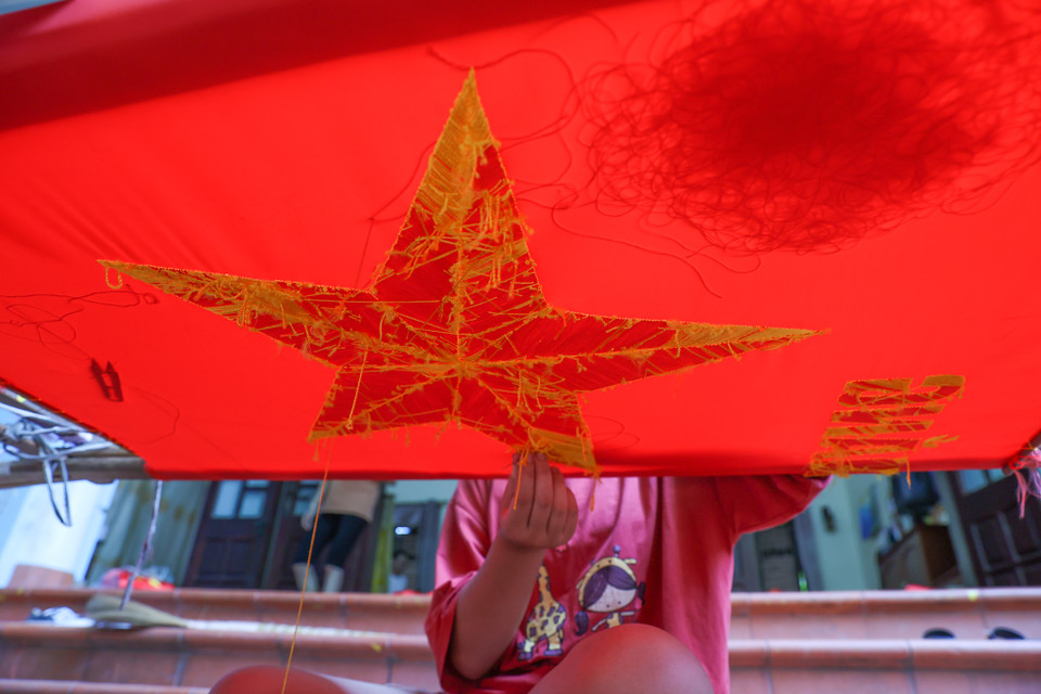 Lý giải nguyên nhân sao không dùng máy móc, chị Nhung cho rằng muốn giữ nghề truyền thống thêu "hồn Tổ quốc" cha ông để lại, truyền lại cho các thế hệ sau. (Ảnh: Minh Sơn/Vietnam+)