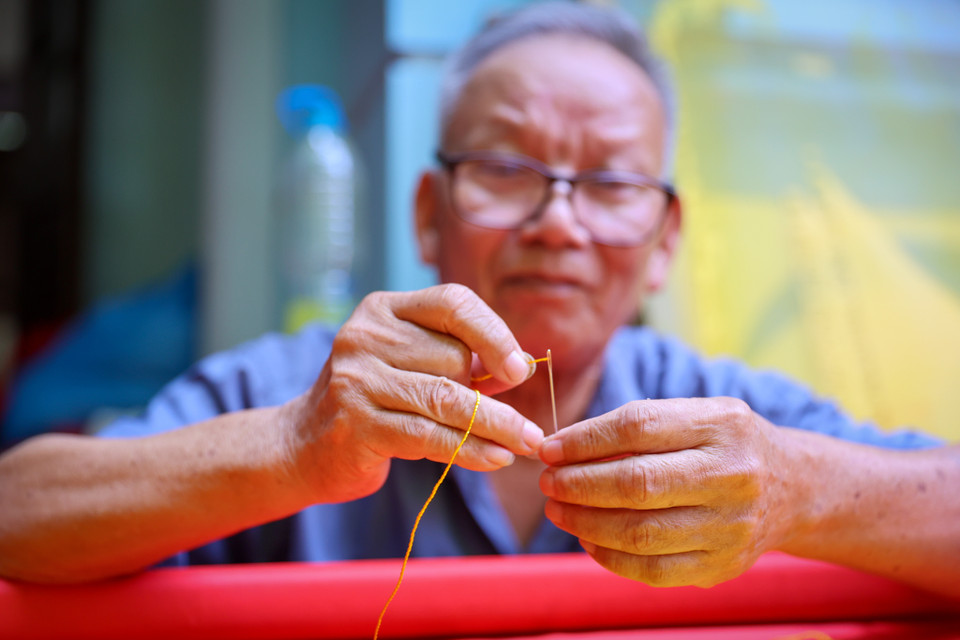 Các loại cờ thêu cỡ đại được cũng được đặt làm hàng nghìn chiếc, chủ yếu sử dụng để duyệt binh trong quân đội. (Ảnh: Minh Sơn/Vietnam+)