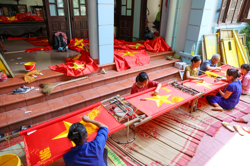 Những ngày này, hòa chung với không khí kỷ niệm 75 năm Cách mạng tháng Tám và Quốc khánh 2/9, người dân làng Từ Vân (xã Lê Lợi, Thường Tín, Hà Nội) lại tất bật để cung cấp những lá cờ Tổ quốc đến mọi miền đất nước. (Ảnh: Minh Sơn/Vietnam+)