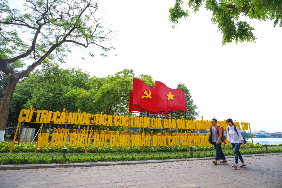 Khắp các đường phố Thủ đô được trang hoàng các tấm băng rôn, khẩu hiệu bầu cử trông rất bắt mắt, lộng lẫy. (Ảnh: PV/Vietnam+)