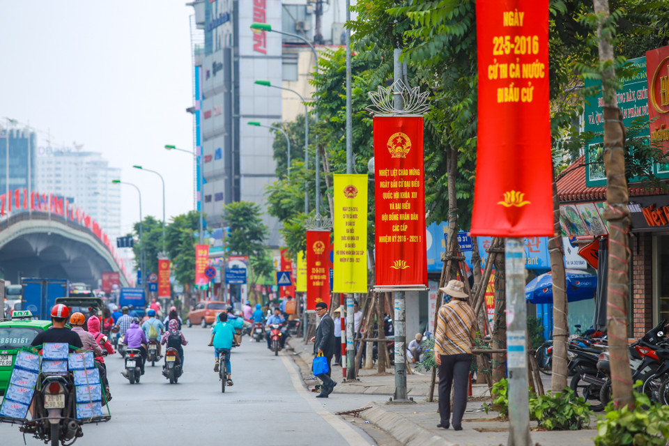 Sắc đỏ lan dọc theo các trục đường chính với những hàng cờ rực rỡ, sắc đỏ chạy tít tắp. (Ảnh: PV/Vietnam+)