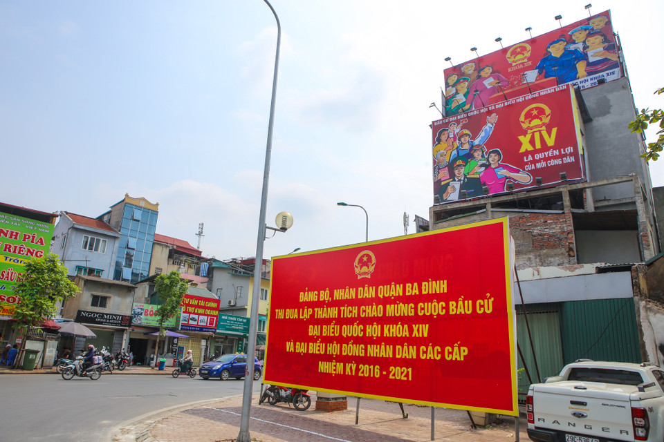 Các tấm tranh cổ động chào mừng cỡ lớn cũng được dựng trên những tuyến đường như Kim Mã, Nguyễn Thái Học… dễ dàng giúp người dân cảm nhận được không khí bầu cử sắp tới gần. (Ảnh: PV/Vietnam+)