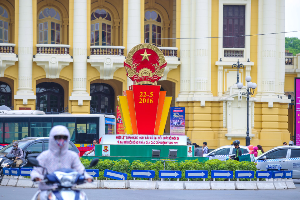 Quốc huy của nước Cộng hòa Xã hội Chủ nghĩa Việt Nam nổi bật trước Nhà hát Lớn Hà Nội. (Ảnh: PV/Vietnam+)