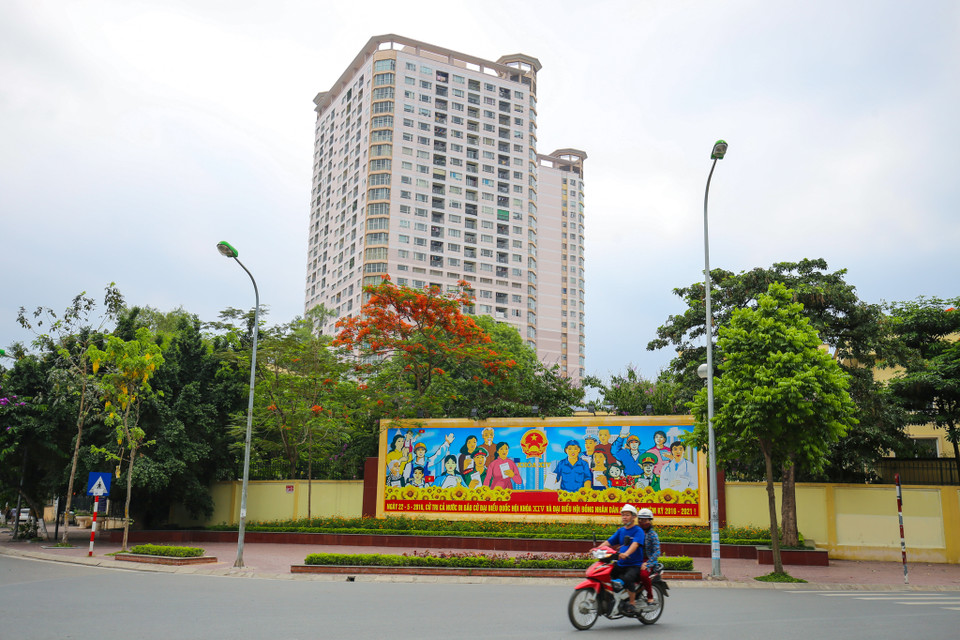 Các tấm pano, tranh cổ động tại các phường, quận đều được đặt vị trí dễ nhìn và khá đẹp mắt. (Ảnh: PV/Vietnam+)