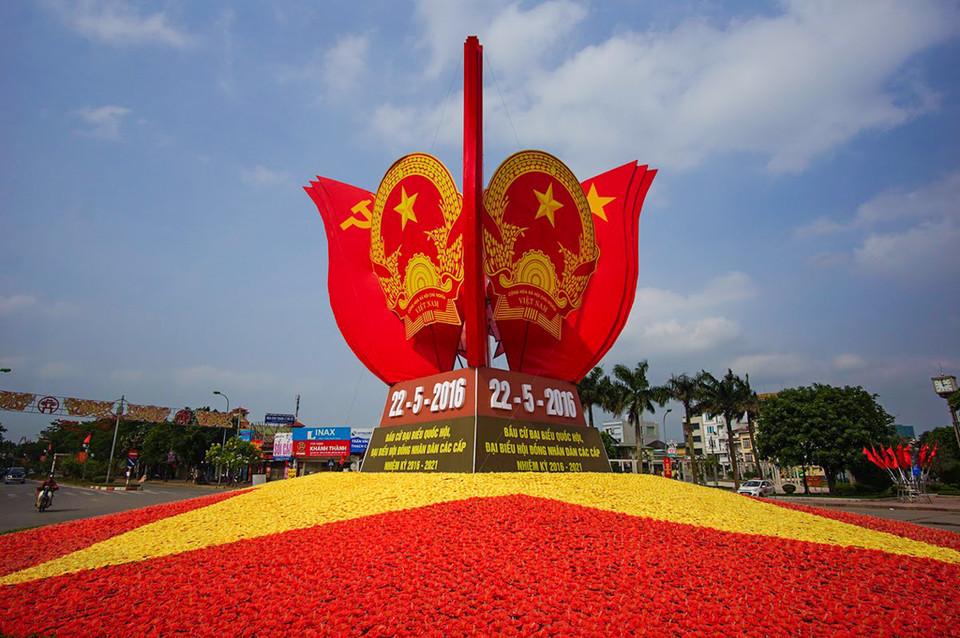 Thủ đô Hà Nội bỗng khoác trên mình tấm áo đỏ rực rỡ. (Ảnh: PV/Vietnam+)