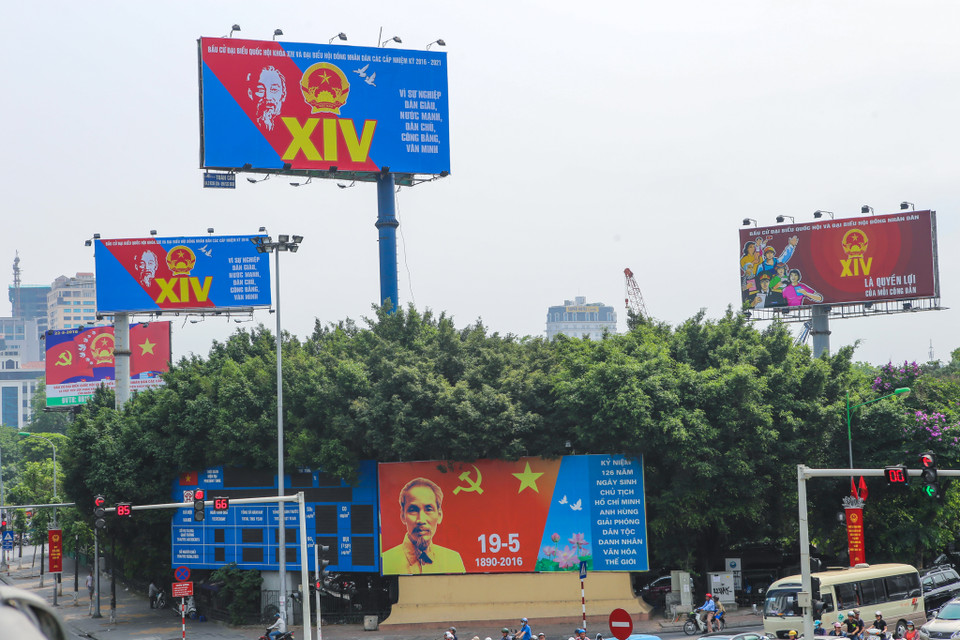 Những tấm pano cỡ lớn có thể dễ dàng nhìn từ xa được đặt tại ngã tư Kim Mã – Liễu Giai. (Ảnh: PV/Vietnam+)