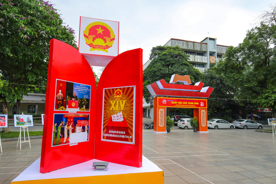 Tại khu vực nhà Bát Giác, hồ Hoàn Kiếm, một triển lãm ảnh được dựng lên để người dân khắp nơi có thể thấy được không khí bầu cử của những năm về trước. (Ảnh: PV/Vietnam+)