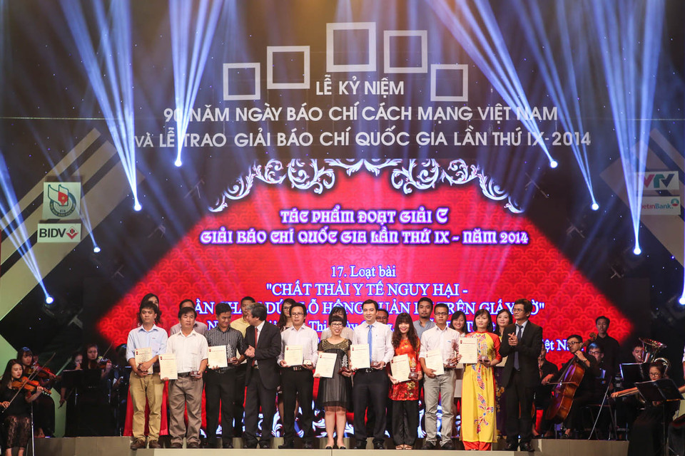 Tác giả Cao Thị Thùy Giang (áo vàng) của VietnamPlus đạt Giải C - loạt bài ‘Chất thải y tế nguy hại’ - Cần chấm dứt lỗ hổng quản lý trên giấy tờ, cùng tác giả Nguyễn Thị Tuyết Mai. (Ảnh: Minh Sơn/Vietnam+)