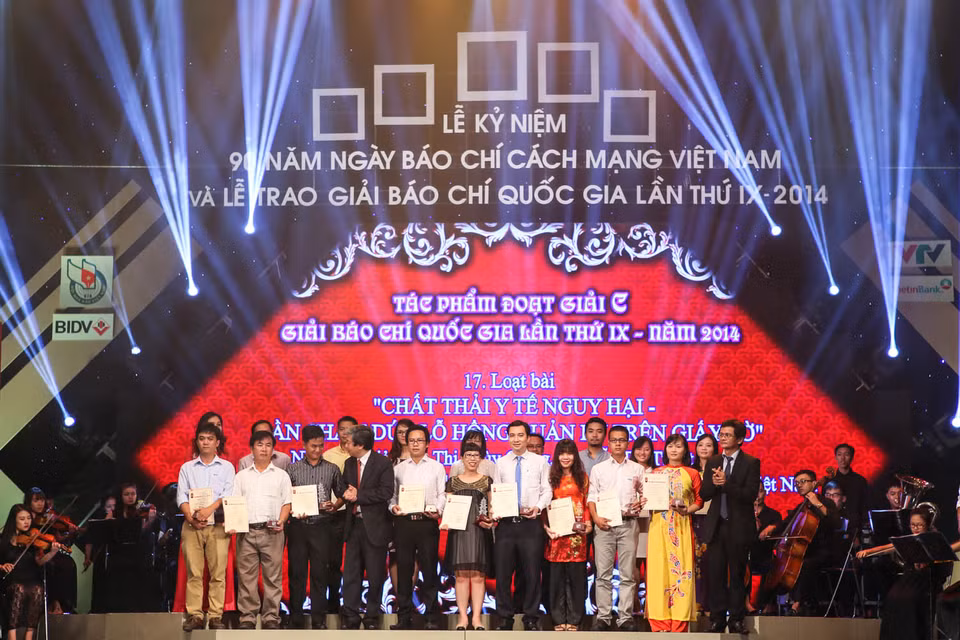 Tác giả Cao Thị Thùy Giang (áo vàng) của VietnamPlus đạt Giải C - loạt bài ‘Chất thải y tế nguy hại’ - Cần chấm dứt lỗ hổng quản lý trên giấy tờ, cùng tác giả Nguyễn Thị Tuyết Mai. (Ảnh: Minh Sơn/Vietnam+)