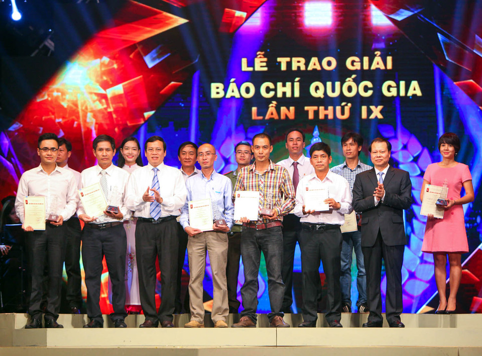 Các tác giả đạt giải B báo chí quốc gia năm 2014. (Ảnh: Minh Sơn/Vietnam+)