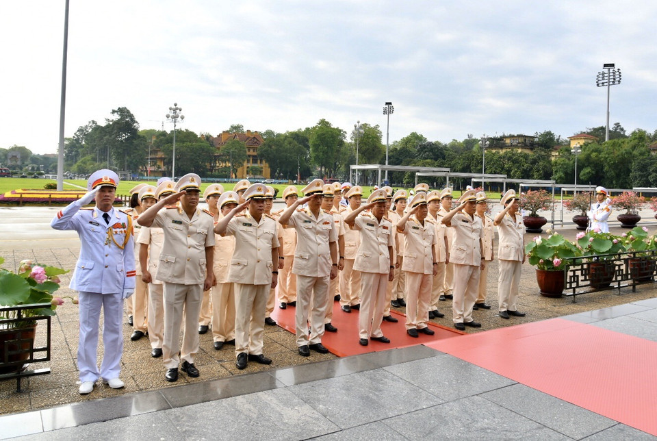 Trước buổi lễ, lúc 7 giờ 30, Đoàn đại biểu Trung ương viếng Lăng Chủ tịch Hồ Chí Minh và Đài Tưởng niệm các anh hùng liệt sĩ (đường Bắc Sơn, quận Ba Đình). (Ảnh: PV/Vietnam+)