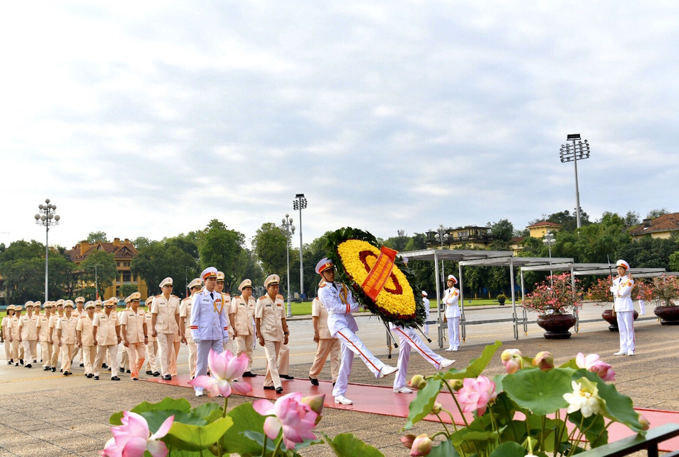 Trước buổi lễ, lúc 7 giờ 30, Đoàn đại biểu Trung ương viếng Lăng Chủ tịch Hồ Chí Minh và Đài Tưởng niệm các anh hùng liệt sĩ (đường Bắc Sơn, quận Ba Đình). (Ảnh: PV/Vietnam+)