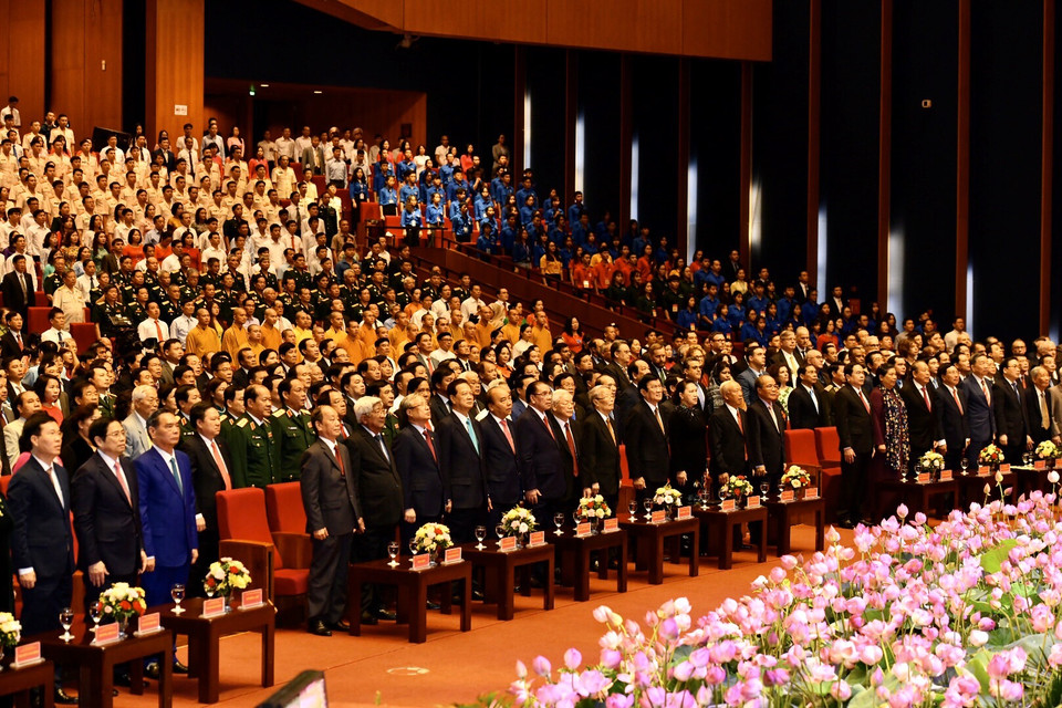 Đến dự buổi Lễ có Tổng Bí thư, Chủ tịch nước Nguyễn Phú Trọng; nguyên Tổng Bí thư Nông Đức Mạnh; nguyên Chủ tịch nước Trần Đức Lương; nguyên Chủ tịch nước Trương Tấn Sang; Thủ tướng Chính phủ Nguyễn Xuân Phúc; nguyên Thủ tướng Nguyễn Tấn Dũng; Chủ tịch Quốc hội Nguyễn Thị Kim Ngân; nguyên Chủ tịch Quốc hội Nguyễn Văn An, nguyên Chủ tịch Quốc hội Nguyễn Sinh Hùng… cùng nhiều lãnh đạo, nguyên lãnh đạo Đảng, Nhà nước, trưởng các cơ quan ngoại giao và tổ chức quốc tế tại Hà Nội. (Ảnh: PV/Vietnam+)