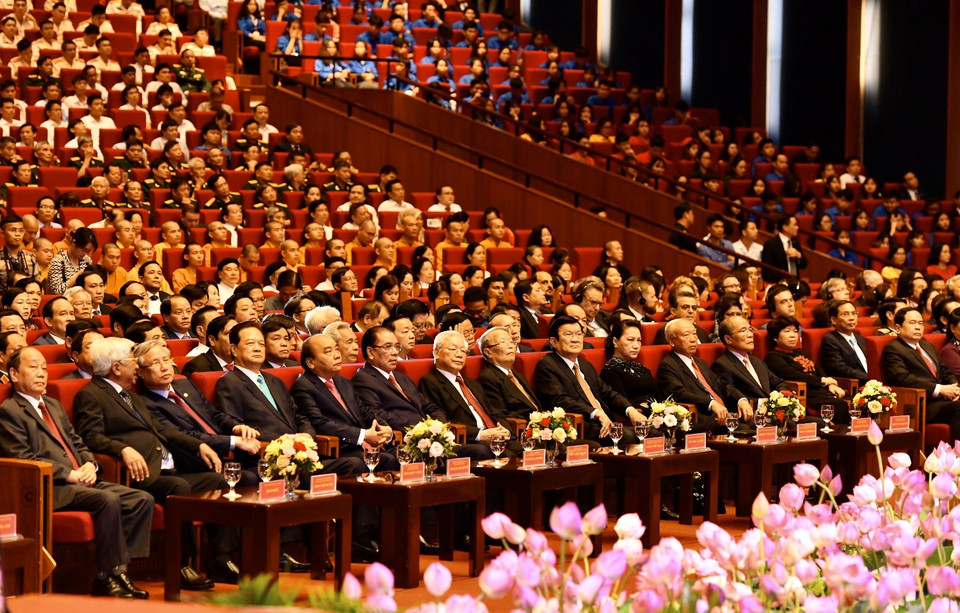 Lễ Kỷ niệm có khoảng 2.000 đại biểu gồm các vị lãnh đạo, nguyên lãnh đạo Đảng, Nhà nước, Ủy ban Trung ương Mặt trận Tổ quốc Việt Nam; các Ủy viên Ban Chấp hành Trung ương Đảng công tác tại Hà Nội; đại diện lãnh đạo các Ủy ban Thường vụ Quốc hội, các ban, bộ, ngành, đoàn thể trung ương; đại biểu các tỉnh, thành phố; trưởng các cơ quan ngoại giao và tổ chức quốc tế tại Hà Nội…(Ảnh: PV/Vietnam+)