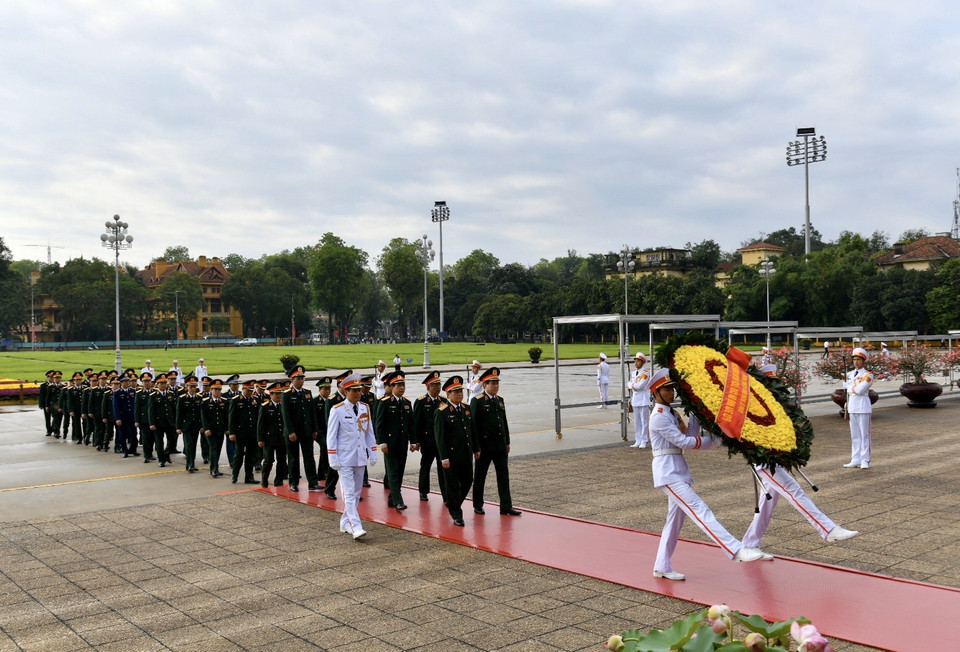 Trước buổi lễ, lúc 7 giờ 30, Đoàn đại biểu Trung ương viếng Lăng Chủ tịch Hồ Chí Minh và Đài Tưởng niệm các anh hùng liệt sĩ (đường Bắc Sơn, quận Ba Đình). (Ảnh: PV/Vietnam+)