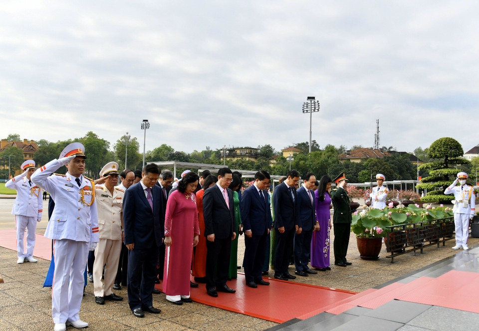 Trước buổi lễ, lúc 7 giờ 30, Đoàn đại biểu Trung ương viếng Lăng Chủ tịch Hồ Chí Minh và Đài Tưởng niệm các anh hùng liệt sĩ (đường Bắc Sơn, quận Ba Đình). (Ảnh: PV/Vietnam+)