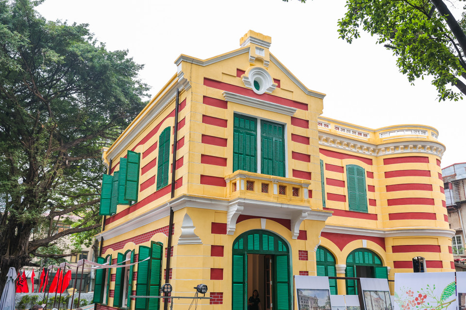 Quá trình trùng tu công trình này nhận được sự quan tâm lớn của dư luận bởi căn biệt thự này bị bỏ hoang giữa 'đất vàng' nhiều năm được hồi sinh, lột xác một cách ngoạn mục. (Ảnh: Minh Sơn/Vietnam+)