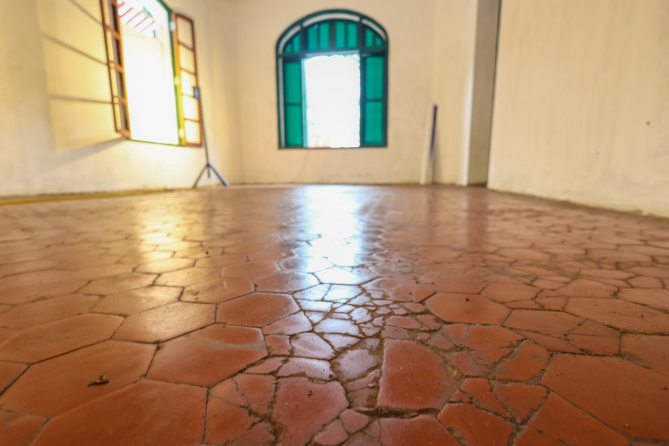 Nền nhà vẫn được giữ nguyên bản, lát bằng những viên gạch đỏ hình lục giác. (Ảnh: Minh Sơn/Vietnam+)