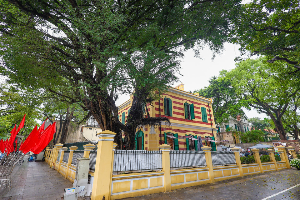 Sau 1 năm trùng tu, căn biệt thự Pháp cổ nằm ở số 49 Trần Hưng Đạo (46 Hàng Bài), quận Hoàn Kiếm (Hà Nội) đã hoàn thành tu bổ toàn bộ kiến trúc bên ngoài. (Ảnh: Minh Sơn/Vietnam+)