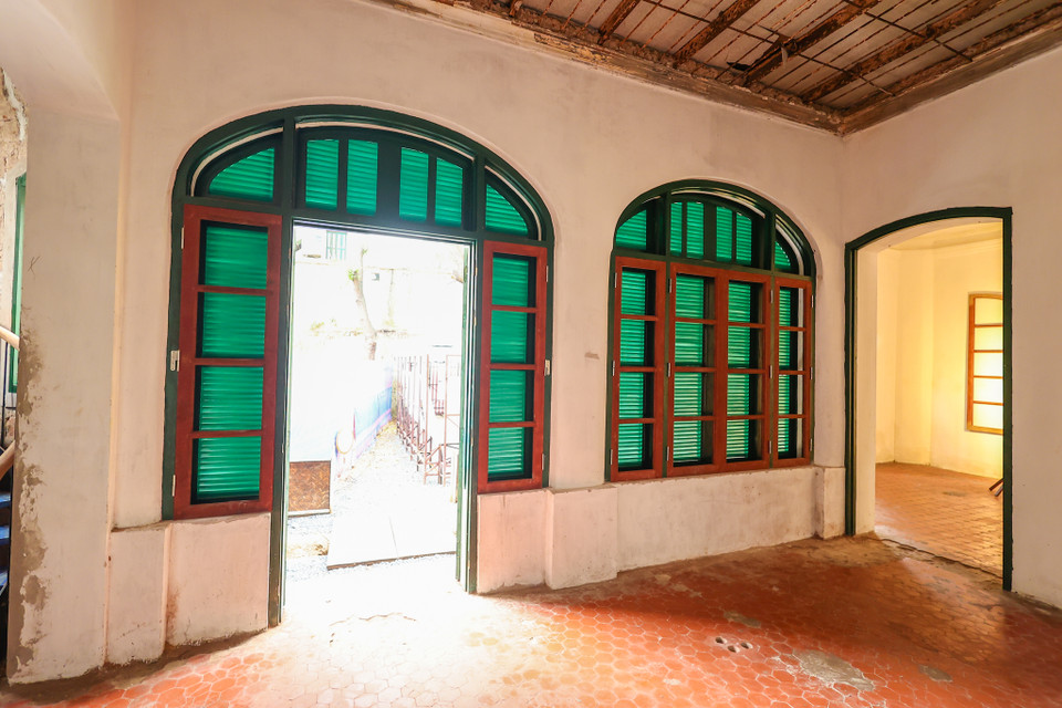 Hệ thống cửa thiết kế giữ nguyên nét cổ điển, bên trong cửa kính, ngoài cửa chớp. (Ảnh: Minh Sơn/Vietnam+)