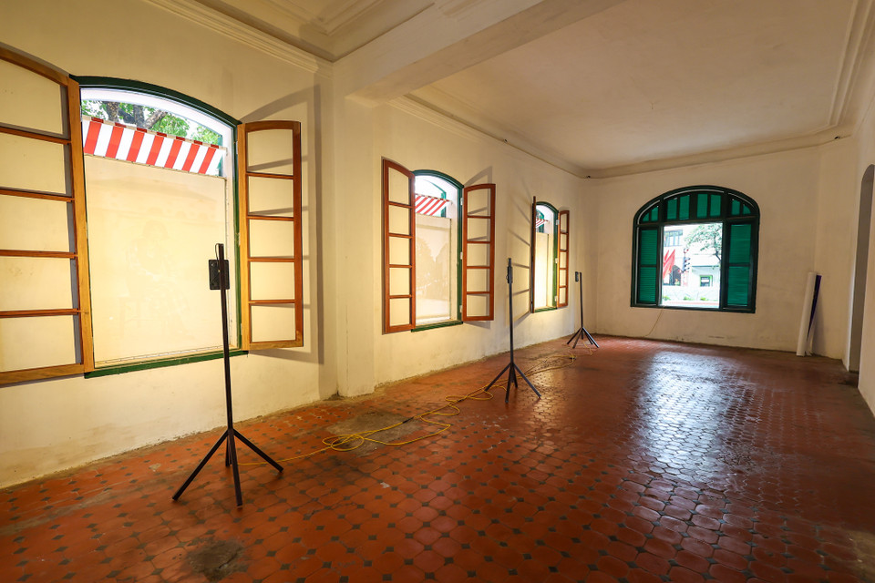 Đại diện chủ đầu tư chia sẻ, việc bảo tồn, tu bổ biệt thự này gặp nhiều khó khăn vì tư liệu liên quan đến bản thiết kế hầu như không còn; hình ảnh còn lưu trữ chỉ là ảnh đen trắng, khi phóng to ảnh lên cũng không xác định rõ được kiến trúc bị hư hại. (Ảnh: Minh Sơn/Vietnam+)