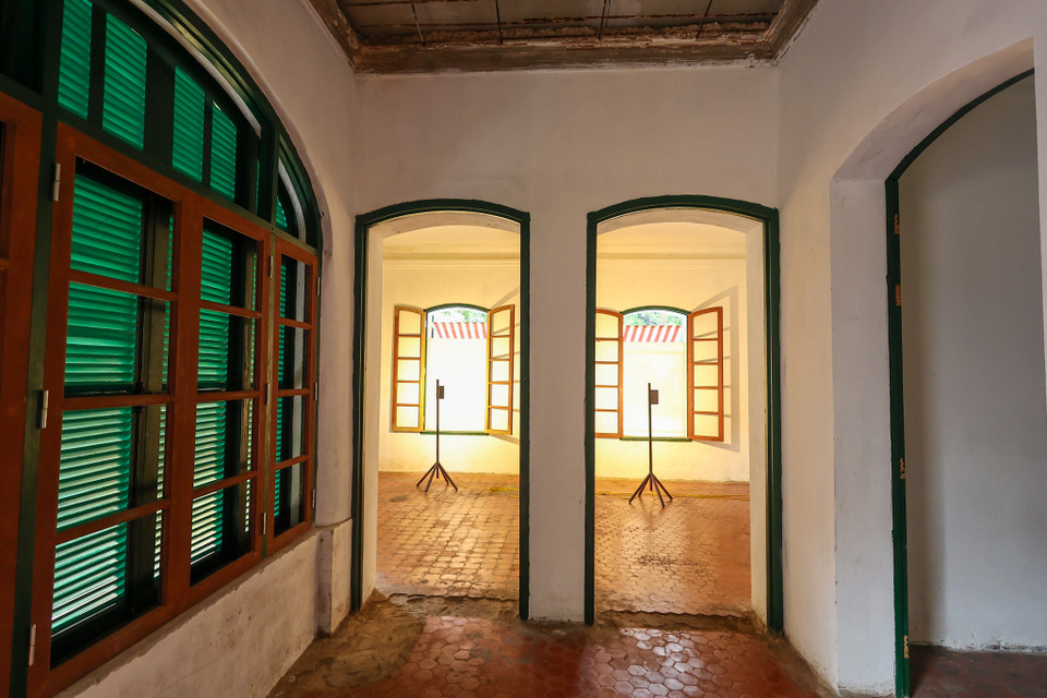 Đại diện chủ đầu tư cho biết, dự án này có tổng mức đầu tư khoảng 14,7 tỷ đồng. Tuy nhiên, trong quá trình tu bổ phát sinh thêm kinh phí vì một số hạng mục đang phải điều chỉnh. Kinh phí đầu tư dự án được sử dụng hoàn toàn bằng vốn ngân sách của quận Hoàn Kiếm. (Ảnh: Minh Sơn/Vietnam+)