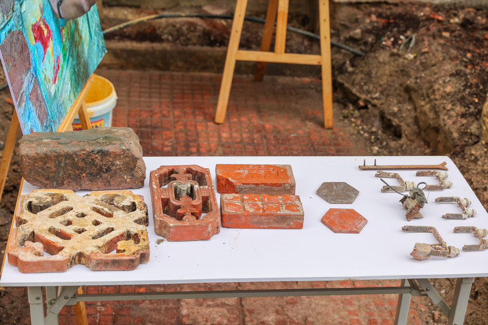 Trước đó, căn biệt thự Pháp cổ này xuống cấp nghiêm trọng, đồ đạc ngổn ngang, cây cối mọc um tùm. (Ảnh: Minh Sơn/Vietnam+)