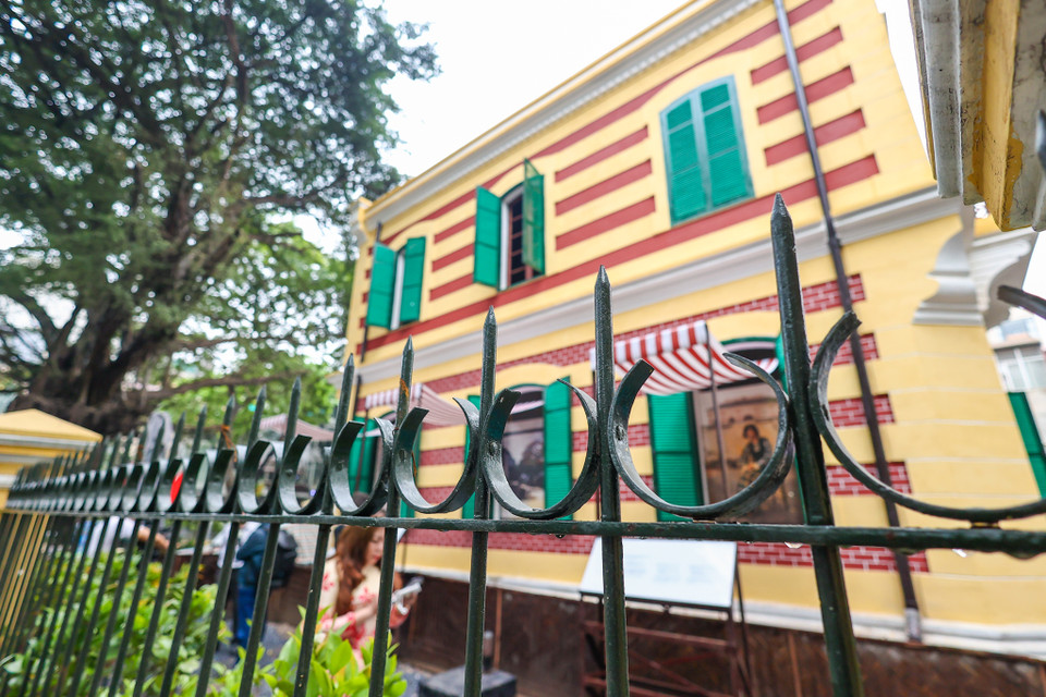 Sự kiện cũng nằm trong buổi trưng bày ảnh 'Hà Nội - khởi đầu một đô thị kiểu phương Tây ở Đông Nam Á' tại khuôn viên biệt thự 49 Trần Hưng Đạo. (Ảnh: Minh Sơn/Vietnam+)