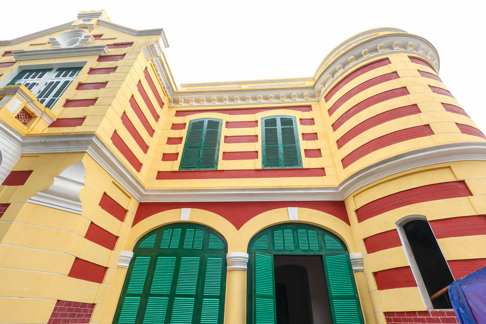 Căn biệt thự này có diện tích đất lên tới hơn 990m2, được xây dựng từ những năm đầu thế kỷ 20. Đây là một trong những công trình còn giữ nguyên được nhiều giá trị kiến trúc. (Ảnh: Minh Sơn/Vietnam+)