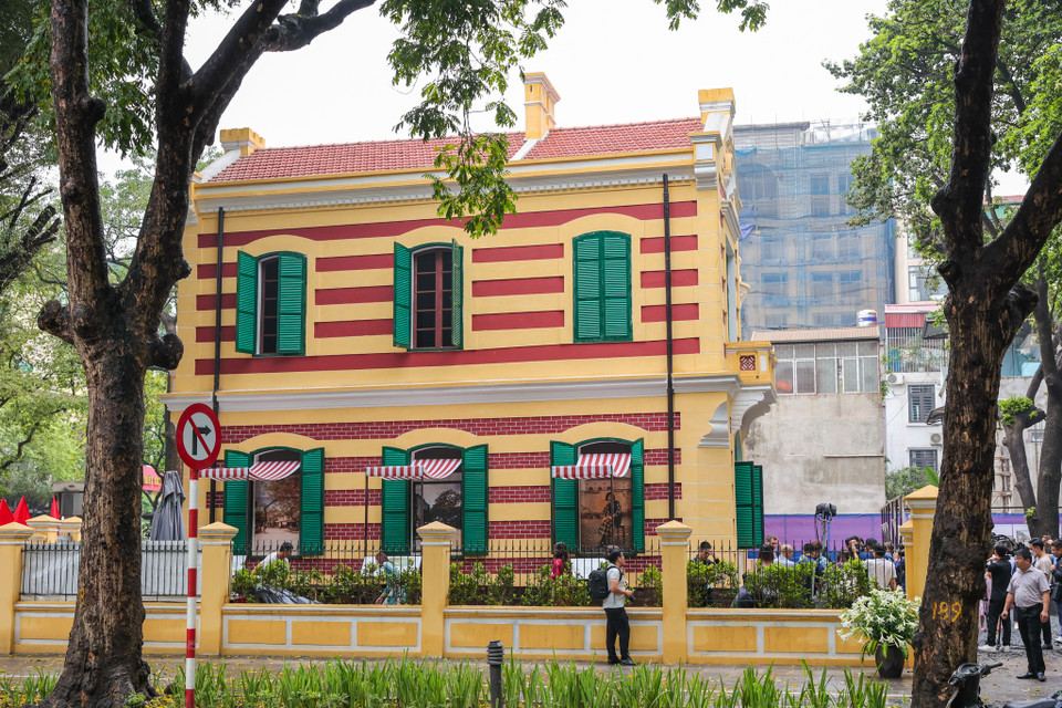 Trước đó vào ngày 27/4/2022, quận Hoàn Kiếm đã khởi công dự án bảo tồn, sửa chữa, chống xuống cấp nhà biệt thự 49 Trần Hưng Đạo - 46 Hàng Bài. (Ảnh: Minh Sơn/Vietnam+)