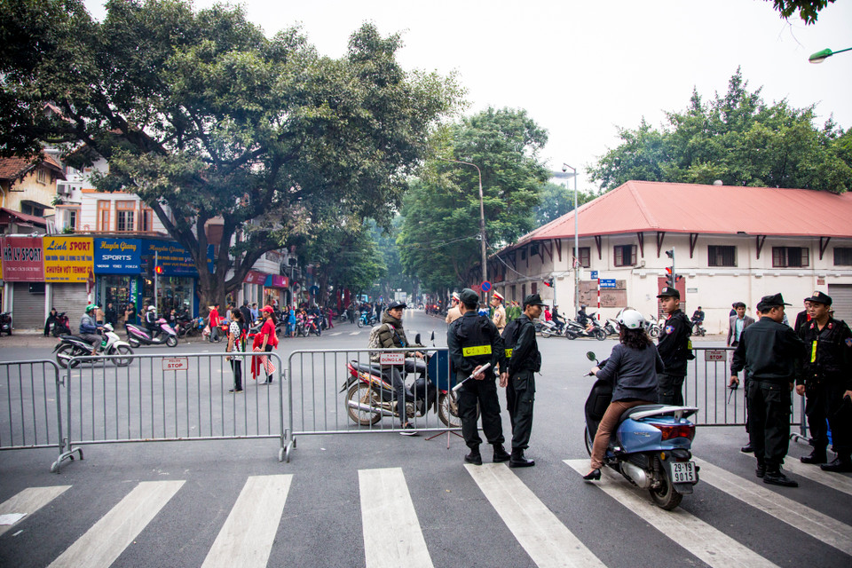 Gần 1.000 người đã được huy động để kiểm soát an ninh trước khu vực sân vận động Hàng Đẫy (Hà Nội) trước giờ bóng lăn ở trận Việt Nam-Campuchia. (Ảnh: Minh Sơn/Vietnam+)