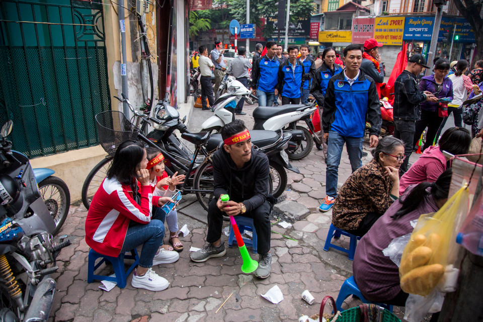 Nhiều nhóm cổ động viên chia sẻ, họ đã có mặt tại sân Hàng Đẫy từ 13 giờ chiều. (Ảnh: Minh Sơn/Vietnam+)