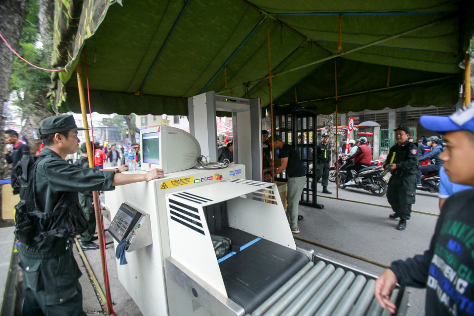 Máy quét được dựng lên từ sớm để kiểm tra những đồ vật mà cổ động viên Việt Nam mang vào trước trận thi đấu. (Ảnh: Minh Sơn/Vietnam+)