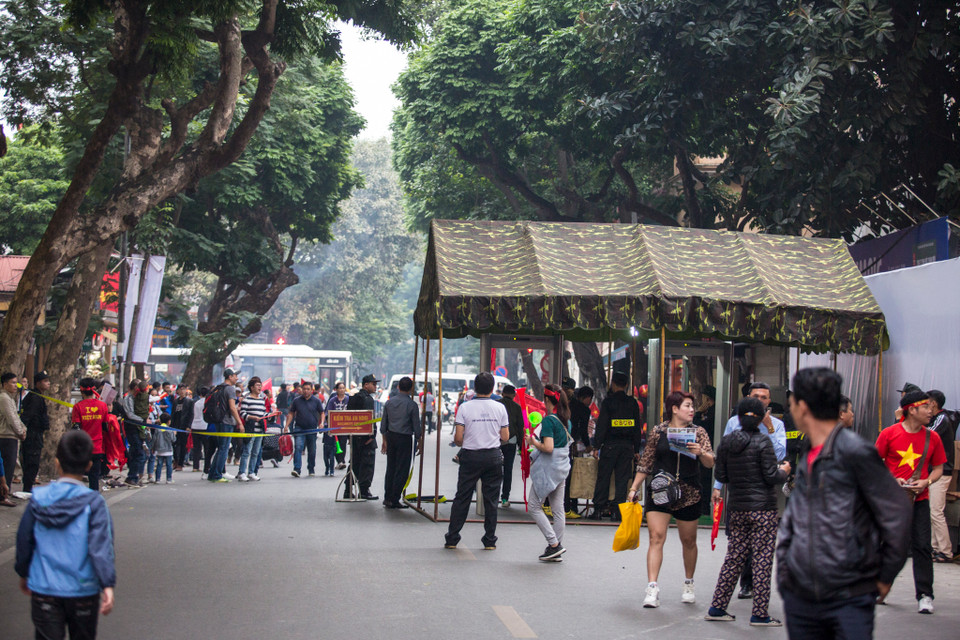 Các khán giả muốn vào xem trận đấu giữa tuyển Việt Nam và Campuchia phải qua 3 vòng kiểm tra an ninh gắt gao. (Ảnh: Minh Sơn/Vietnam+)