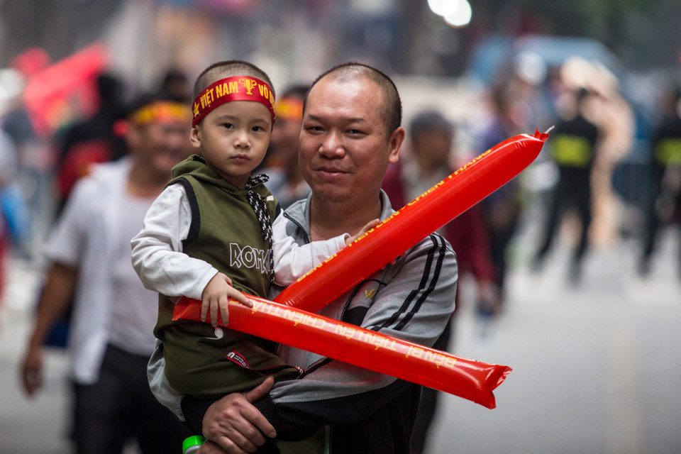 Chính vì thế, nhiều người hâm mộ sẵn sàng bỏ ra tiền triệu để có thể mua được cặp vé vào sân cổ vũ cho đội tuyển. (Ảnh: Minh Sơn/Vietnam+)