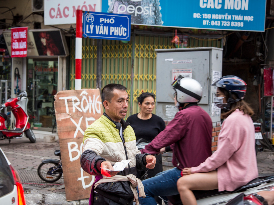 Khu vực ngoài đường Nguyễn Thái Học, hàng chục 'cò vé' đang hoạt động 'hết công suất' để bán nốt những chiếc vé đẹp trước giờ bóng lăn. (Ảnh: Minh Sơn/Vietnam+)