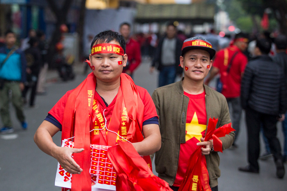 Theo khảo sát, giá vé đã bị đẩy lên 1.300.000 đồng/cặp (khán đài C,D) , 1.500.000 đồng (khán đài B), thậm chí vé khán đài A được những người này đẩy lên cao gấp 5 lần so với giá gốc (3 triệu đồng/cặp). (Ảnh: Minh Sơn/Vietnam+)