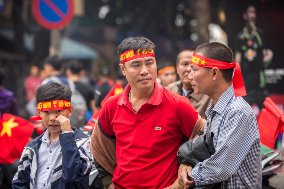 Sân Hàng Đẫy chiều tối nay 'nhuộm' một màu đỏ gợi nhắc lại ký ức của những trận thi đấu đỉnh cao của AFF Cup gần 20 năm về trước. (Ảnh: Minh Sơn/Vietnam+)