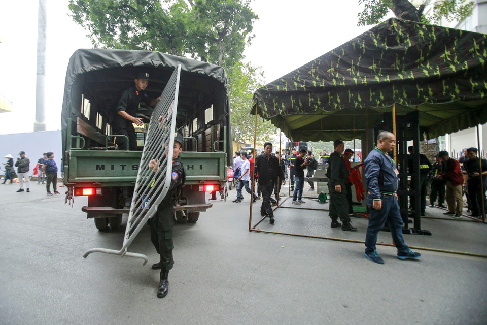 Lực lượng cảnh sát cơ động đã dựng rào, chốt ở nhiều vị trí để đảm bảo an ninh cho trận đấu ở mức cao nhất. (Ảnh: Minh Sơn/Vietnam+)