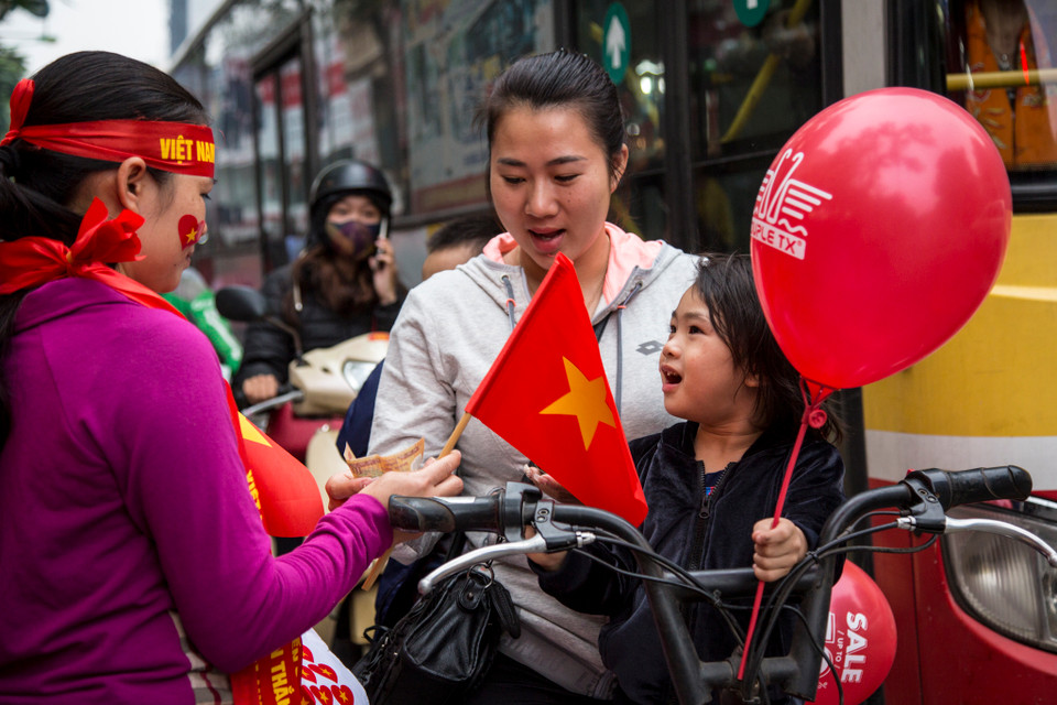 Nhiều gia đình đã có mặt từ sớm để lấy chỗ đẹp tại sân Hàng Đẫy. (Ảnh: Minh Sơn/Vietnam+)
