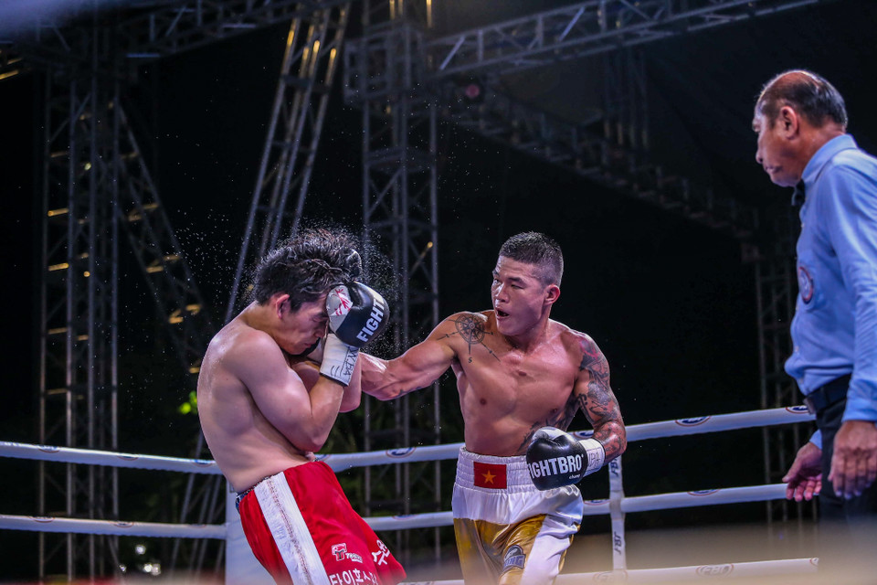 Tuy nhiên, võ sĩ người Hàn Quốc cho thấy sự lì lợm của mình với chiến thuật phòng ngự hợp lý và phản công bằng cú móc tay. (Ảnh: Vietnam+)