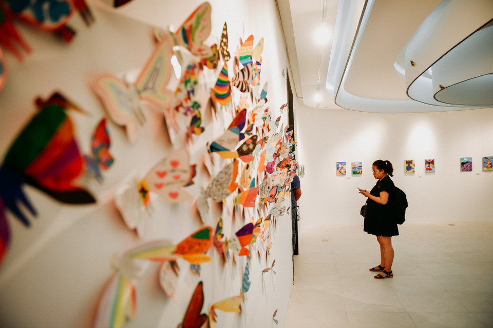 Các tác phẩm đến từ Hàn Quốc, Mỹ, châu Phi, Indonesia, châu Âu và khoảng 100 tác phẩm do các em học sinh khuyết tật, tự kỷ đến từ trường chuyên biệt Bình Minh (Việt Nam). (Ảnh: Vietnam+)