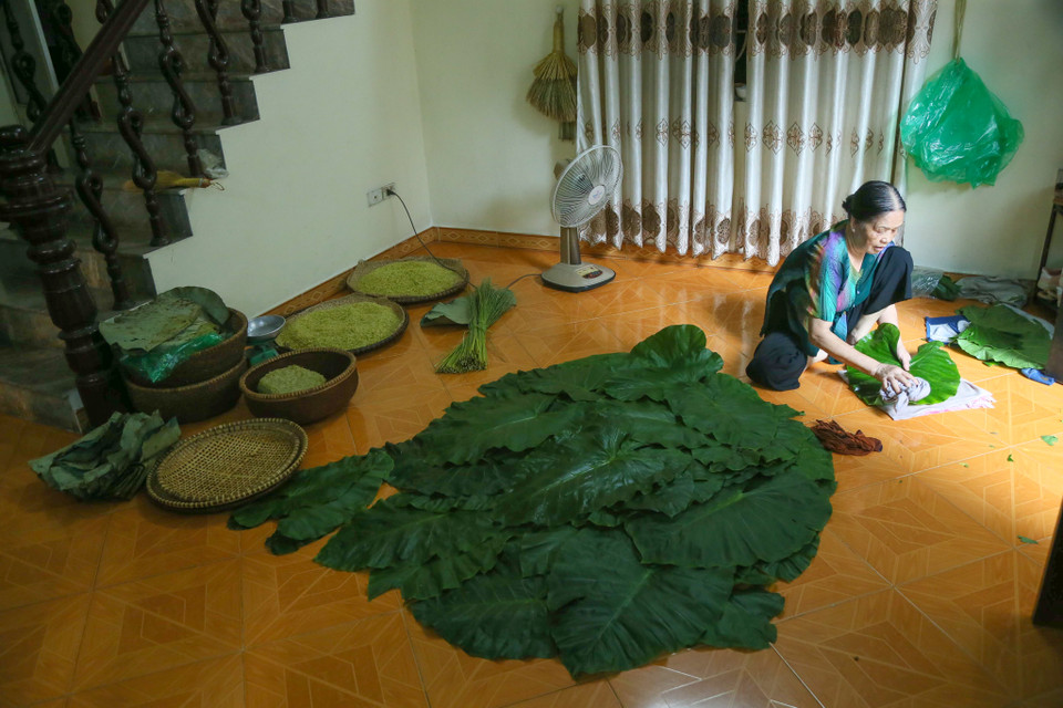 Những ngày này, các ngõ, hẻm trên phố Xuân Thủy, phố Trần Thái Tông (quận Cầu Giấy, Hà Nội) dẫn vào làng Vòng càng trở nên nhộn nhịp. (Ảnh: Vietnam+)