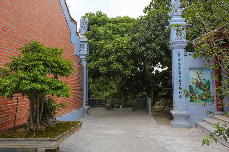 Chùa hiện lưu giữ 34 pho tượng tròn, ghi niên đại từ thế kỷ 18 đến thế kỷ 20. Lại có một nguồn tư liệu quý bao gồm 7 bia đá, tấm cổ nhất được dựng vào năm 1709. (Ảnh: Minh Sơn/Vietnam+)