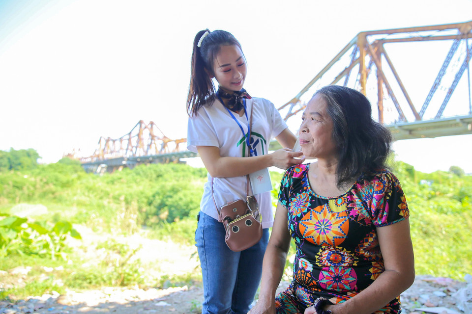 Những người phụ nữ hằng ngày vất vả hôm nay được gác lại những công việc mưu sinh để trở nên đẹp hơn trong ngày của họ. (Ảnh: Vietnam+)