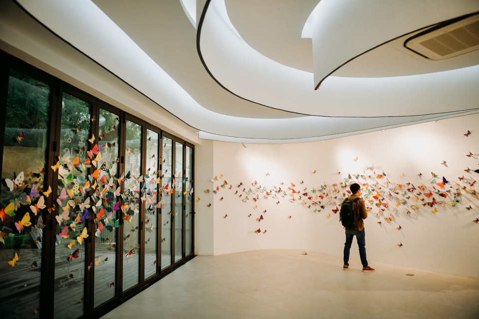 Triển lãm do Trung tâm Văn hóa Hàn Quốc tại Việt Nam tổ chức gồm các tác phẩm sắp đặt được tạo nên từ gần 1.300 cánh bướm giấy. (Ảnh: Vietnam+)