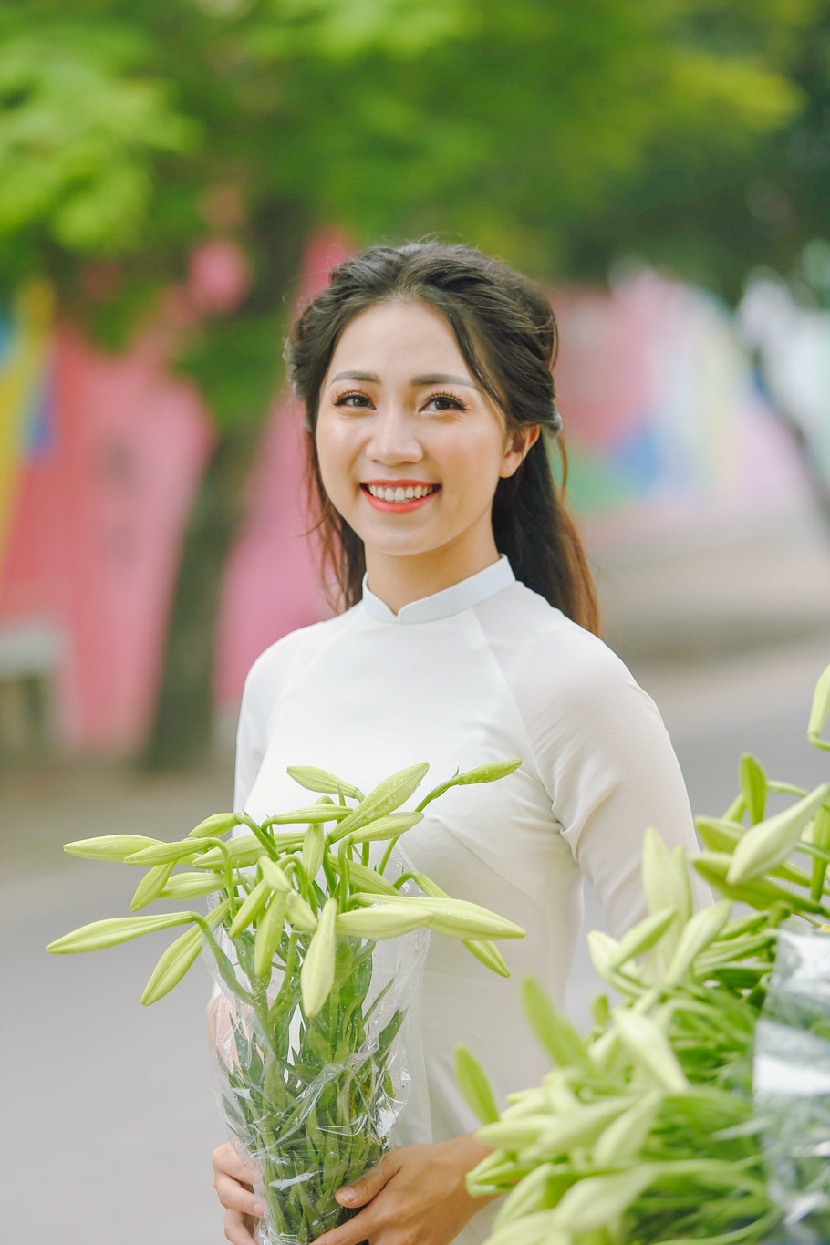 Hoa loa kèn giản dị, không màu mè, mộc mạc, nhưng vẫn kiêu sa và thanh cao. Búp hoa được bao bọc những vỏ xanh nhạt. Khi nở sáu cánh bung ra buông lơi trước gió... (Ảnh: Thế Đại/Vietnam+)